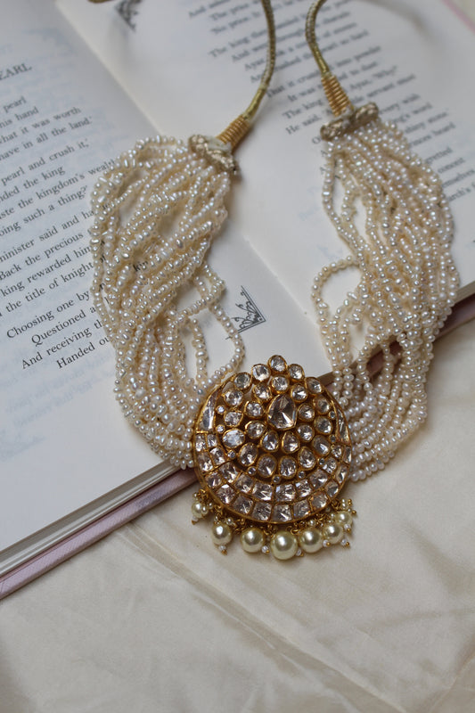 Miorah Kundan and Pearl Choker